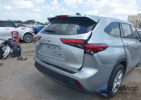 2022 Toyota Highlander L z USA, uszkodzony, nr VIN 5TDCZRAHXNS099393